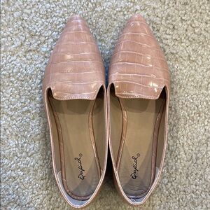 Qupid blush color faux leather crocodile pattern loafers size 8